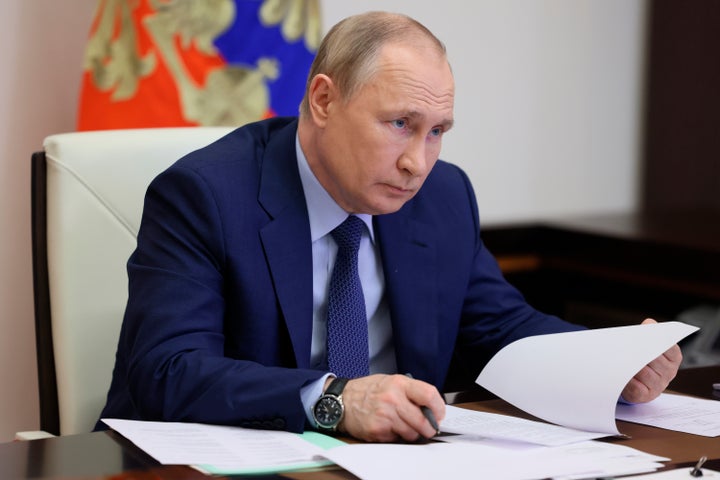 La última foto de Vladimir Putin facilitada por el Kremlin, de ayer, muestra al presidente ruso atendiendo una videoconferencia en su residencia de Novo-Ogaryovo, a las afueras de Moscú.