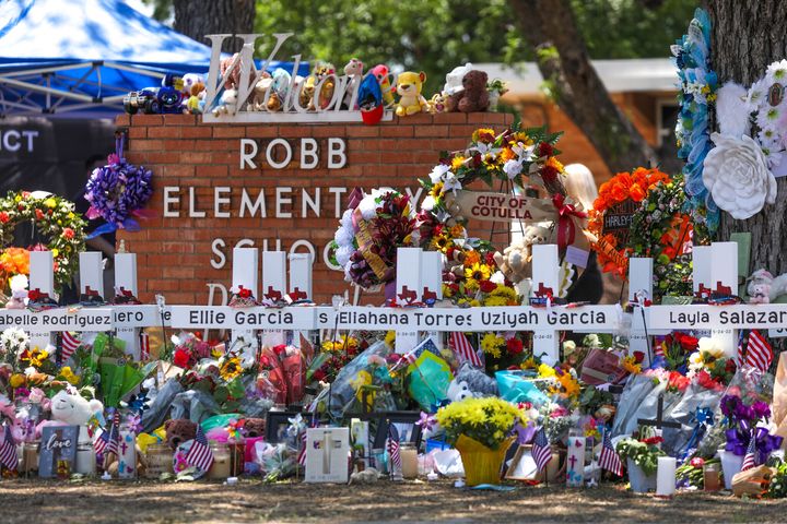 2022年5月24日、テキサス州ユバルディのロブ小学校児童19人と大人2人が死亡する銃乱射事件が発生。学校前に設置された記念碑に追悼のため人々が訪れた。（米テキサス州・ユバルディ / 5月28日）