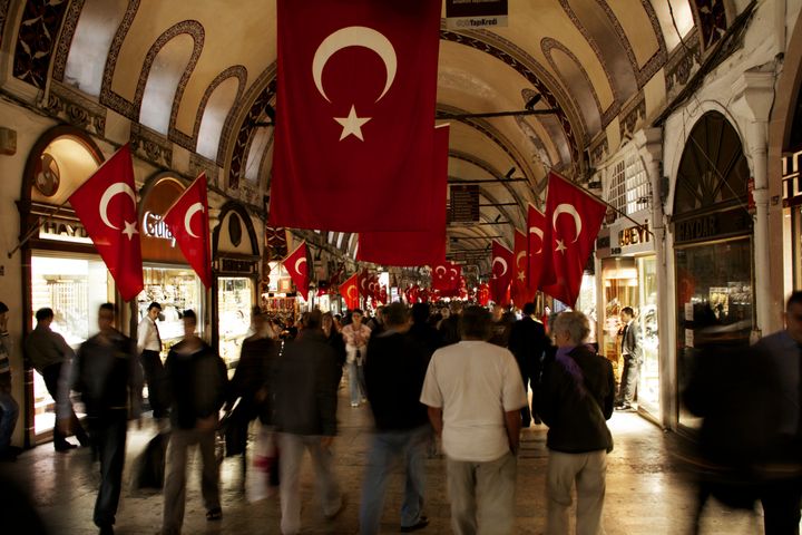 El Gran Bazar de Estambul, plagado de banderas nacionales de Turquía. 
