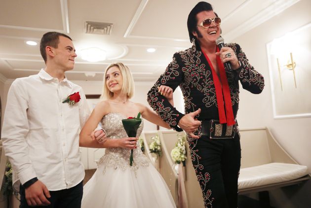 À Las Vegas, les sosies d'Elvis sommés de cesser les mariages (Photo d'un mariage sur le thème d'Elvis à Las Vegas en février 2020. Mario Tama/Getty Images)