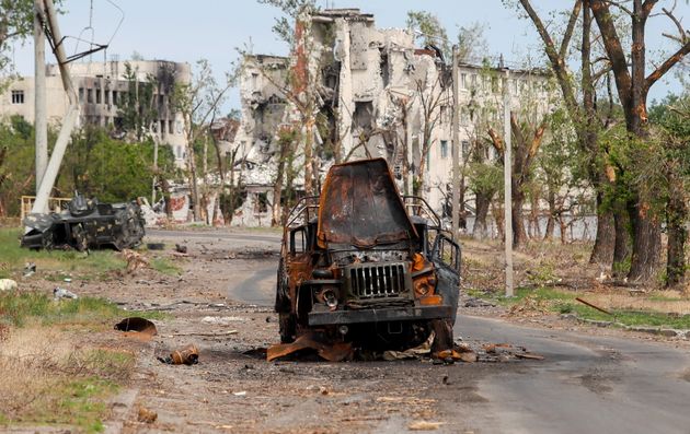 (Photo montrant un véhicule militaire brûlé et la dévastation dans la ville de Rubizhne dans la région de Luhansk le 1er juin 2022. Par REUTERS/Alexander Ermochenko