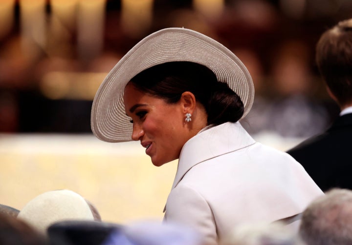 Meghan Markle, antes de tomar asiento.