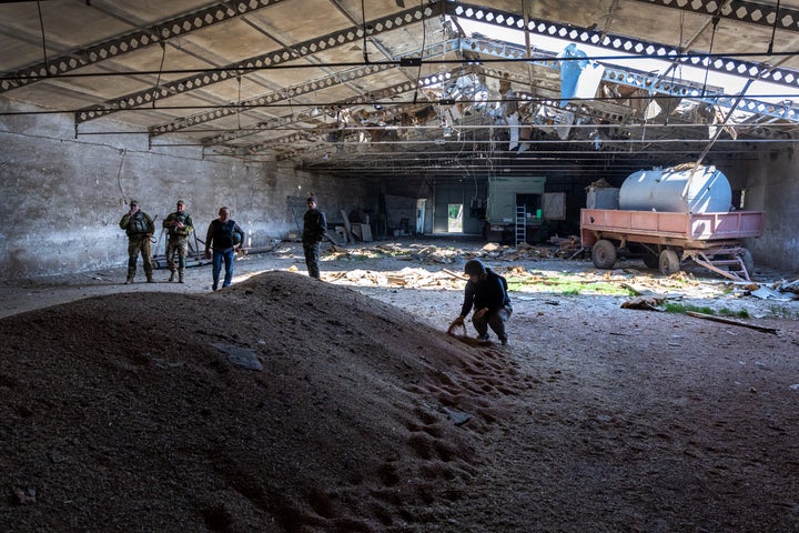 Autoridades locales y soldados ucranianos inspeccionan un granero previamente bombardeado por las fuerzas rusas, cerca de Jersón, el pasado 6 de mayo.