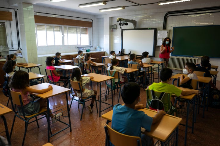 Alumnos de un colegio granadino situados con la distancia de separación para evitar contagios de covid, en el arranque del pasado curso.