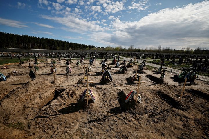 Τάφοι ανθρώπων που σκοτώθηκαν κατά τη διάρκεια της εισβολής της Ρωσίας στην Ουκρανία, σε ένα νεκροταφείο στην Μπούτσα, περιοχή Κιέβου, Ουκρανία, 28 Απριλίου