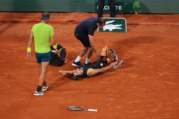 PARIS, FRANCIA - JUNIO 03: Rafael Nadal se acerca a Alexander Zverev, lesionado en el suelo. (Adam Pretty/Getty Images)