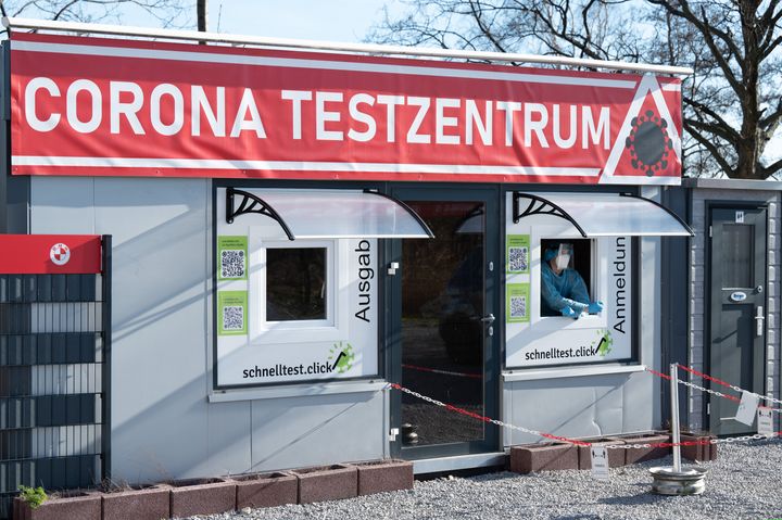 10 February 2022, Saxony, Bautzen: Nikita, test center employee, waits for customers at a Corona test center. Photo: Sebastian Kahnert/dpa-Zentralbild/dpa (Photo by Sebastian Kahnert/picture alliance via Getty Images)