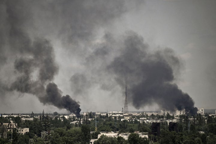 Humo tras el impacto de varios misiles dentro de la ciudad de Severodonetsk