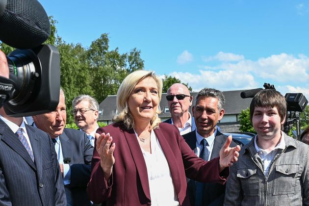 Marine Le Pen, ici lors d'une visite à Omecourt (Hauts-de-France), le 1er juin 2022.