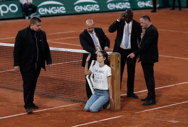 Une femme attachée au filet lors de la demi-finale Marin Cilic-Casper Ruud à Roland-Garros, le 3 juin 2022.
