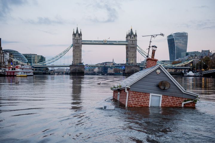 Μια ρέπλικα ενός κλασικής αρχιτεκτονικής σπιτιού στη Βρετανία βυθίζεται στον Τάμεση. Διαμαρτυρία της οργάνωσης για την προστασία του περιβάλλοντος Extinction Rebellion (Λονδίνο, 2019)