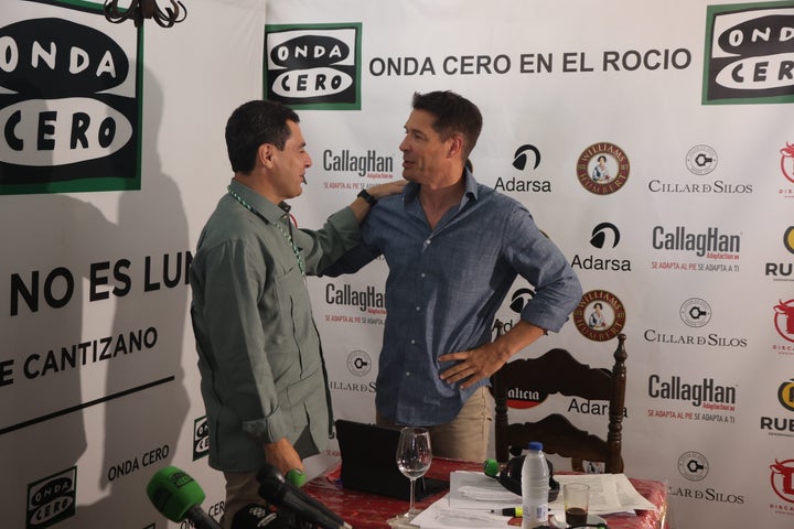 Juanma Moreno y Jaime Cantizano, antes de la entrevista en Onda Cero.