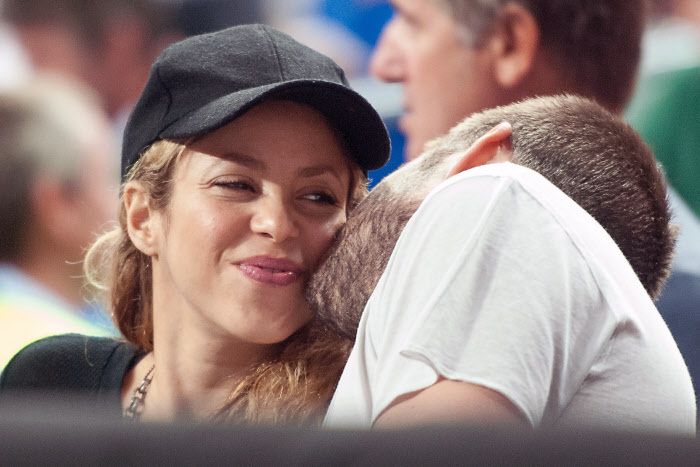 Shakira y Piqué muy cariñosos en un partido de baloncesto en 2014.