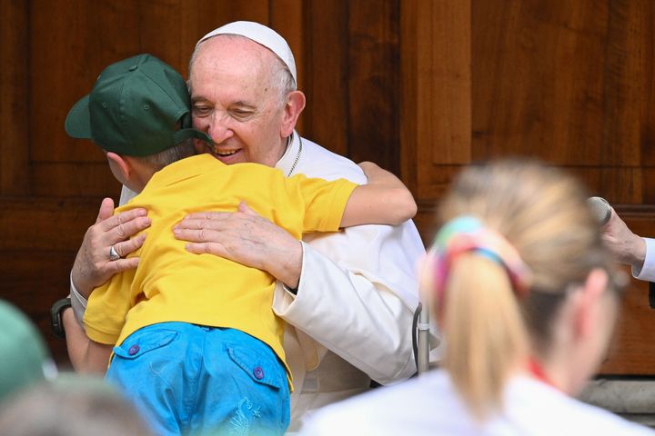 El papa Francisco abraza a un niño ucraniano refugiado en Roma.