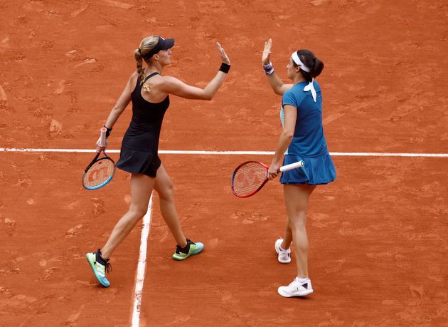 Caroline Garcia et Kristina Mladenovic lors de la finale du double dames à Roland-Garros, le 5 juin 2022 (REUTERS/Yves Herman)