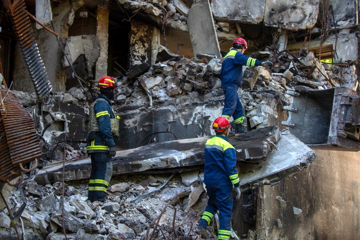 Ukrainian ambulance personnel work outside a bomb -damaged building in Kharkov, Ukraine on Saturday, June 4, 2022. (Photo AP / Sofia Bobok)