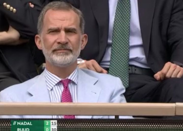 El rey Felipe VI viendo la final de Roland Garros entre Rafa Nadal y Casper Ruud.