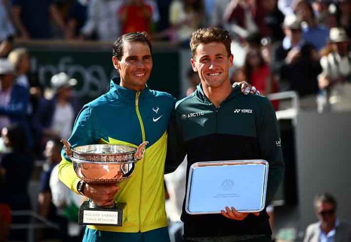 Nadal (L) poses with Ruud (R) after their men's singles final match at the Court Philippe-Chatrier in Paris.
