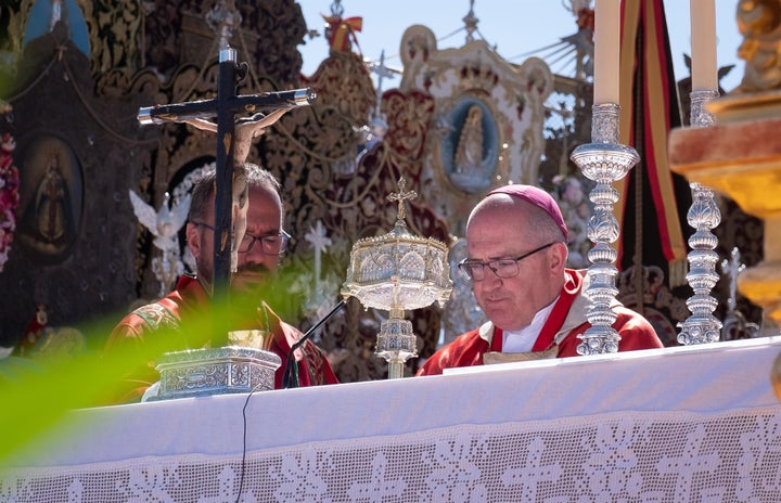 Santiago Gómez Sierra, obispo de Huelva, durante su homilía en el Rocío.