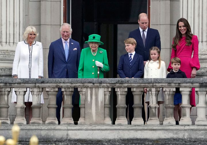 Isabel II, rodeada de su familia, en el Palacio de Buckingham.