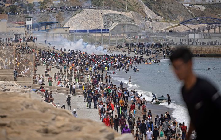 Entrada irregular de miles de migrantes en España a través de la frontera de Ceuta, en mayo de 2021.