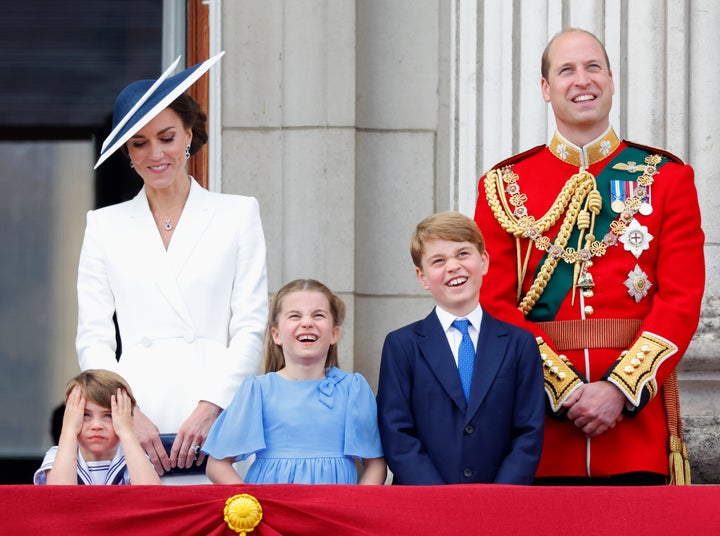 Los duques de Cambridge y sus hijos en el balcón durante el Trooping The Colour.