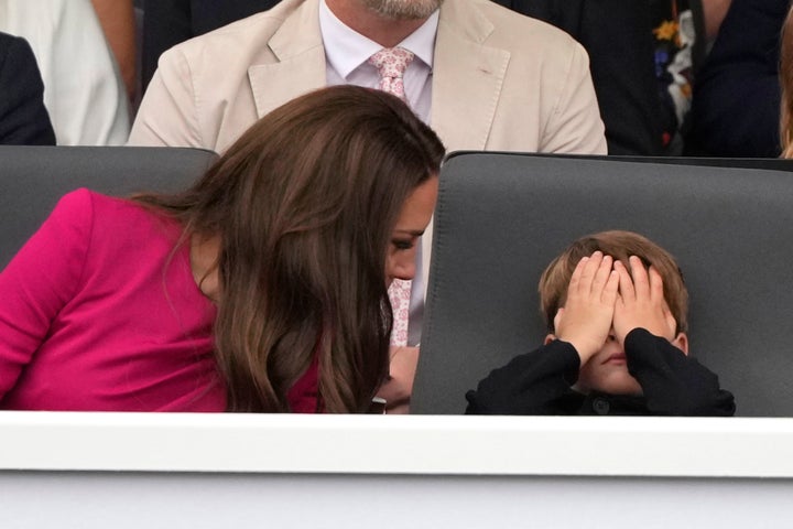 Kate Middleton tratando de animar al príncipe Louis.