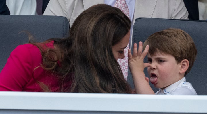 Príncipe Louis haciéndole muecas a su madre durante el desfile.