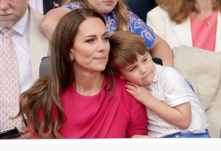 El príncipe Louis abrazado a su madre.