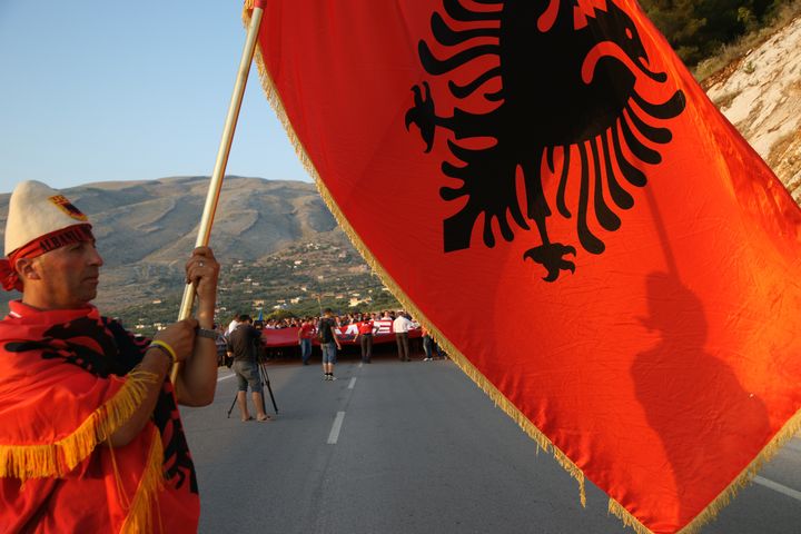 Φωτογραφία αρχείου - 2012 Πορεία τσάμηδων στα ελληνοαλβανικά σύνορα. Τέσσερις χιλιάδες περίπου Τσάμηδες έκαναν πορεία στα Ελληνοαλβανικά σύνορα, στο τελωνείο Μαυροματίου Σαγιάδας Θεσπρωτίας