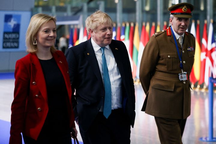 24 Μαρτίου 2022, Βρυξέλλες. Ο Βρετανός πρωθυπουργός Μπόρις Τζονσον και η υπουργός Εξωτερικών Λις Τρας αποχωρούν από την έδρα του ΝΑΤΟ. (Photo Henry Nicholls - Pool/Getty Images)