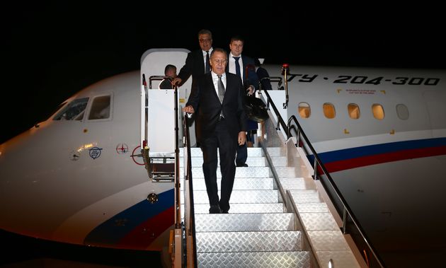 Le chef de la diplomatie russe Sergueï Lavrov, ici photographié descendant d'avion en Turquie en 2016, n'a pas pu se rendre en Serbie ce lundi 6 juin, les pays voisins ayant fermé leur espace aérien.