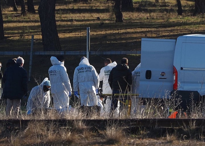 Levantamiento del cadaver tras varias semanas de búsqueda.