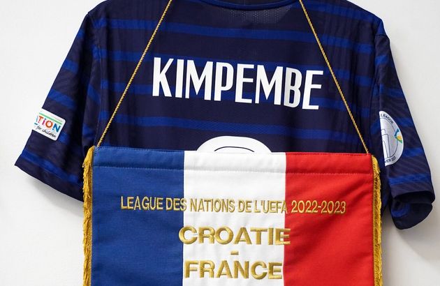 Le maillot de Presnel Kimpembe, capitaine de l'équipe de France pour le match contre la Croatie en Ligue des nations.