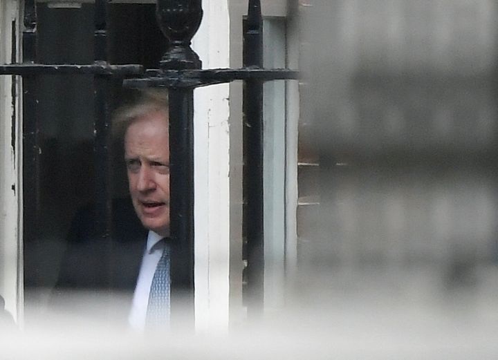 Ο Βρετανός πρωθυπουργός Μπόρις Τζόνσον φεύγει από την πίσω είσοδο της Ντάουνινγκ Στριτ στο Λονδίνο, Βρετανία, 6 Ιουνίου 2022.