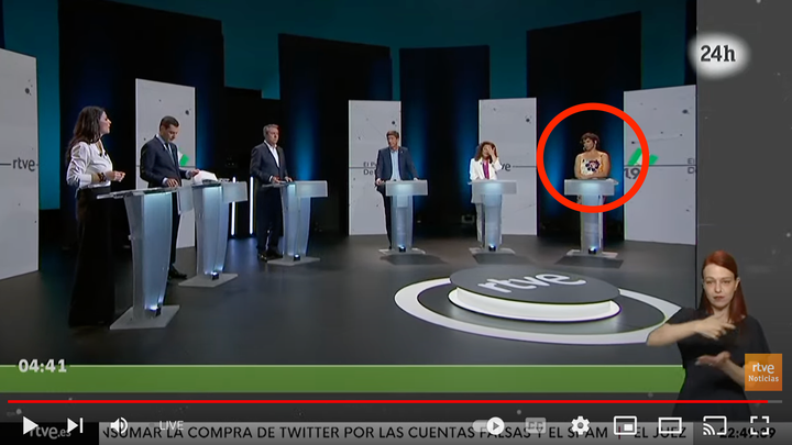 Teresa Rodríguez niega con la cabeza mientras habla Olona.