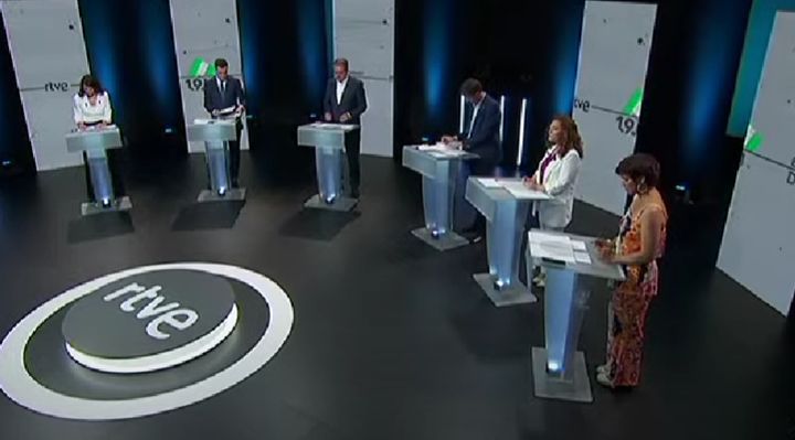 Los seis participantes en el debate