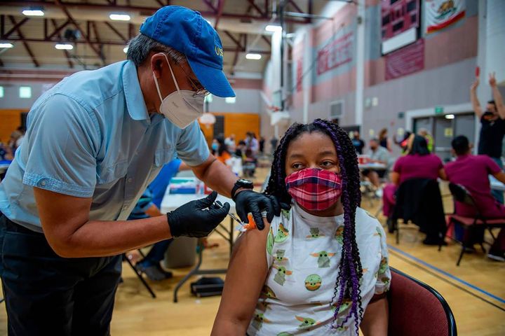 Una niña de 13 años recibe la primera dosis de la vacuna contra la covid-19 en Sacramento.