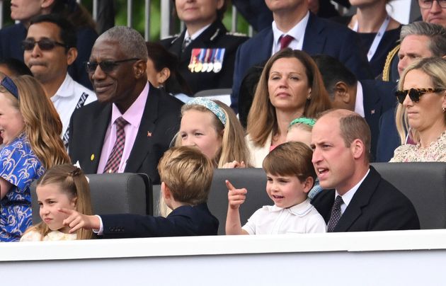 祝賀行事「プラチナ・ジュビリー」に出席するイギリス王室のファミリー。ルイ王子はウィリアム王子（右）に抱っこされている