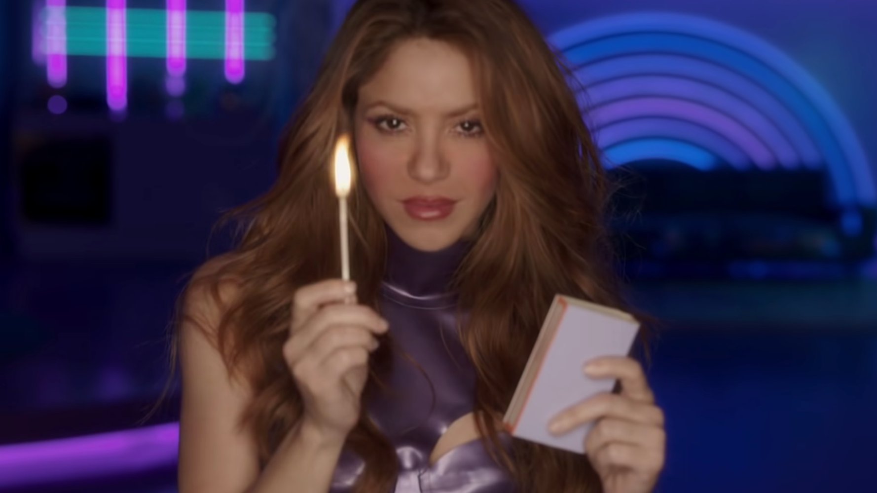 El gesto de Shakira en 'Te felicito' en el que muchos ven una alusión directa a Piqué | El HuffPost Life