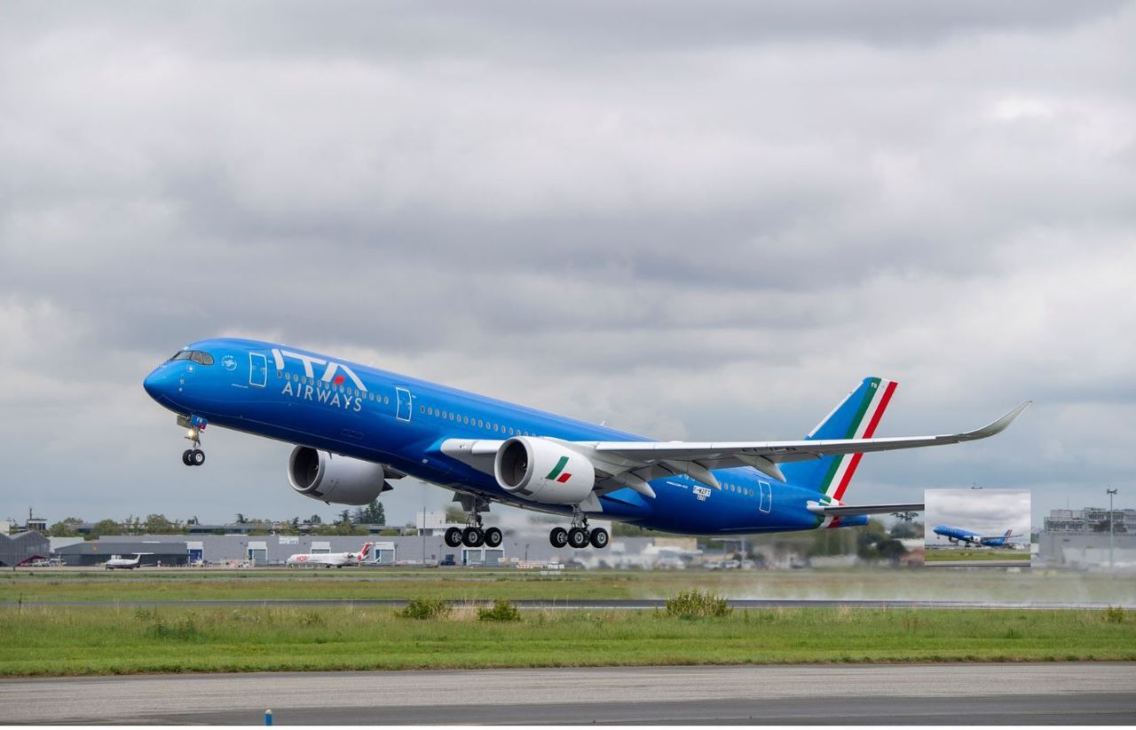 Tο νέο Airbus A350 της εταιρείας έχει τη νέα λιβρέα azzurra, το χρώμα της ITA Airways. Θα πραγματοποιεί τα διηπειρωτικά ταξίδια προς Λος Αντζελες, Μπουένος Αϊρες και Σάο Πάολο. Πρόκειται για ένα βιώσιμο αεροσκάφος, ελαφρύτερο, πιο αθόρυβο και πιο αποτελεσματικό, με 25% λιγότερη κατανάλωση καυσίμου και χαμηλότερες εκπομπές