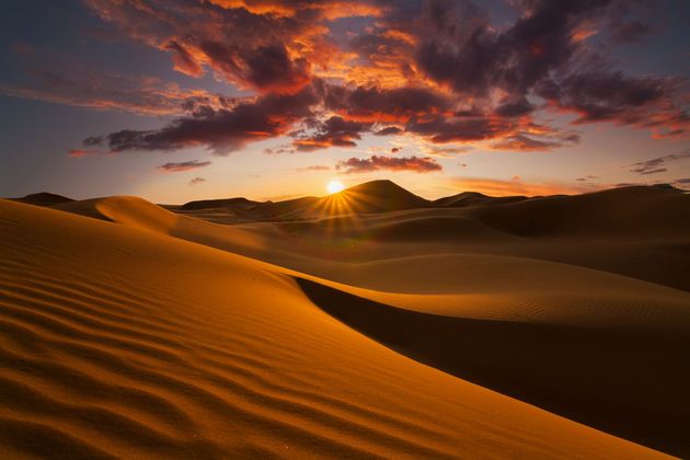 Έρημος Σαχάρα, οι πρώτες ακτίνες της ημέρας σε ένα «αφιλόξενο» σημείο