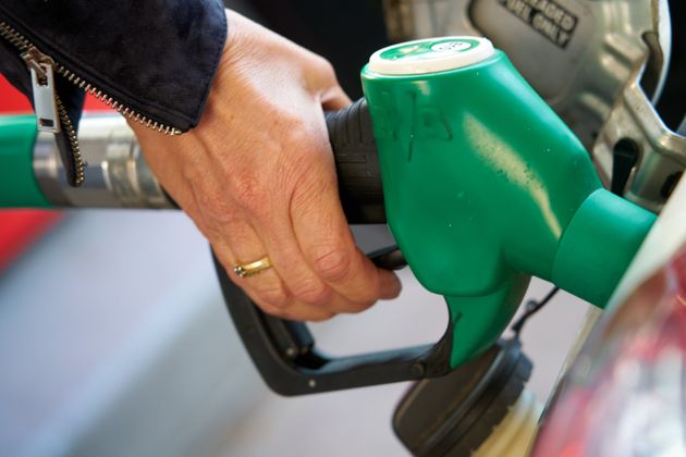 Retour au-dessus des 2 euros pour l'essence malgré la ristourne (Photo d'une personne faisant le plein de sa voiture par Martial Colomb via Getty Images)