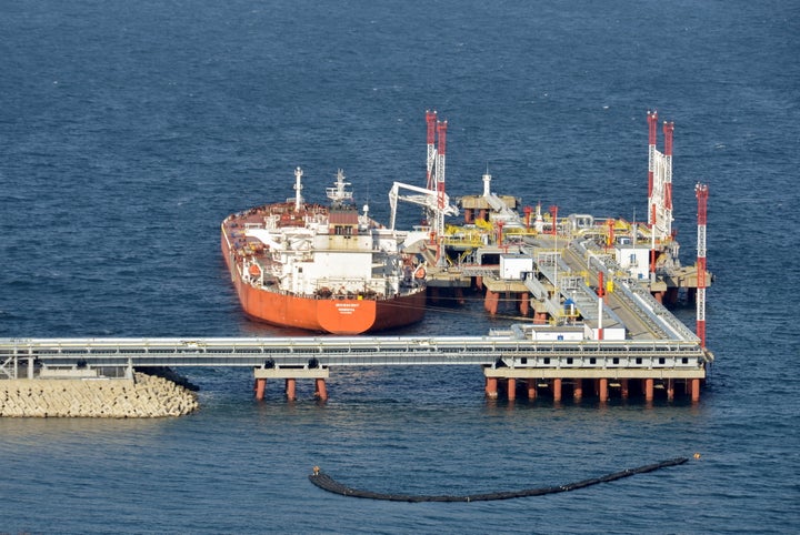 Φωτογραφία ενός τερματικού σταθμού πετρελαίου της Transneft στο Λιμάνι Κοζμίνο κοντά στην ανατολική πόλη Nαχόντκα, Ρωσία, 15 Νοεμβρίου 2017. REUTERS/Yuri Maltsev