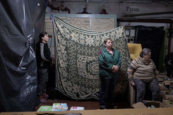 Γυναίκες στέκονται μέσα στο καταφύγιο βομβών του χημικού εργοστασίου Aζότ, όπου οι άνθρωποι κρύβονται από τους βομβαρδισμούς από την αρχή του πολέμου, στο Σεβεροντονέτσκ, στην περιοχή Λουχάνσκ, Ουκρανία, 16 Απριλίου 2022.