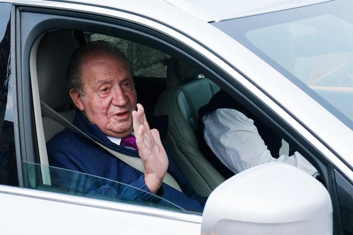 Juan Carlos I saluda desde un vehículo a su salida de la casa de Sanxenxo camino de Madrid.