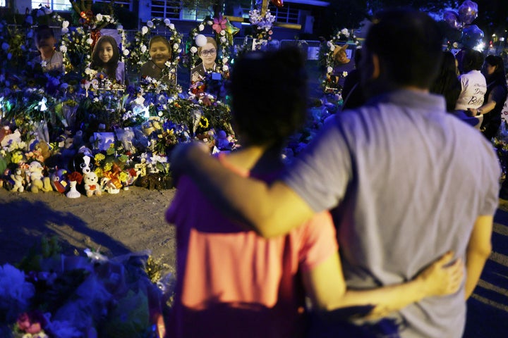 Dos personas frente al homenaje a las víctimas de la matanza del colegio de Uvalde (Texas, EEUU).
