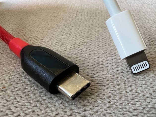 「USBタイプC」の充電端子（左）と米アップルの「ライトニング」
