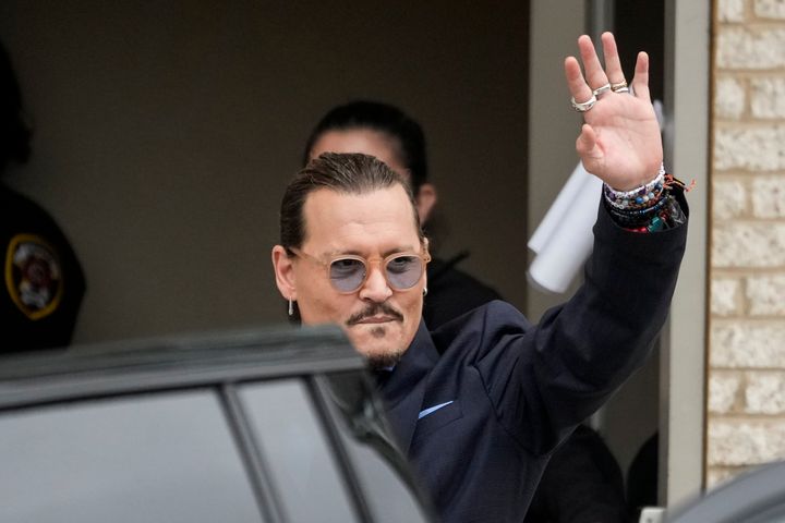 Johnny Depp, a su salida del tribunal en Fairfax, Virginia, el 27 de mayo de 2022.
