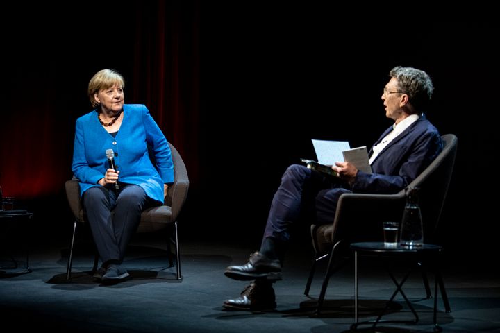 Η Μέρκελ με τον δημοσιογράφο του Spiegel